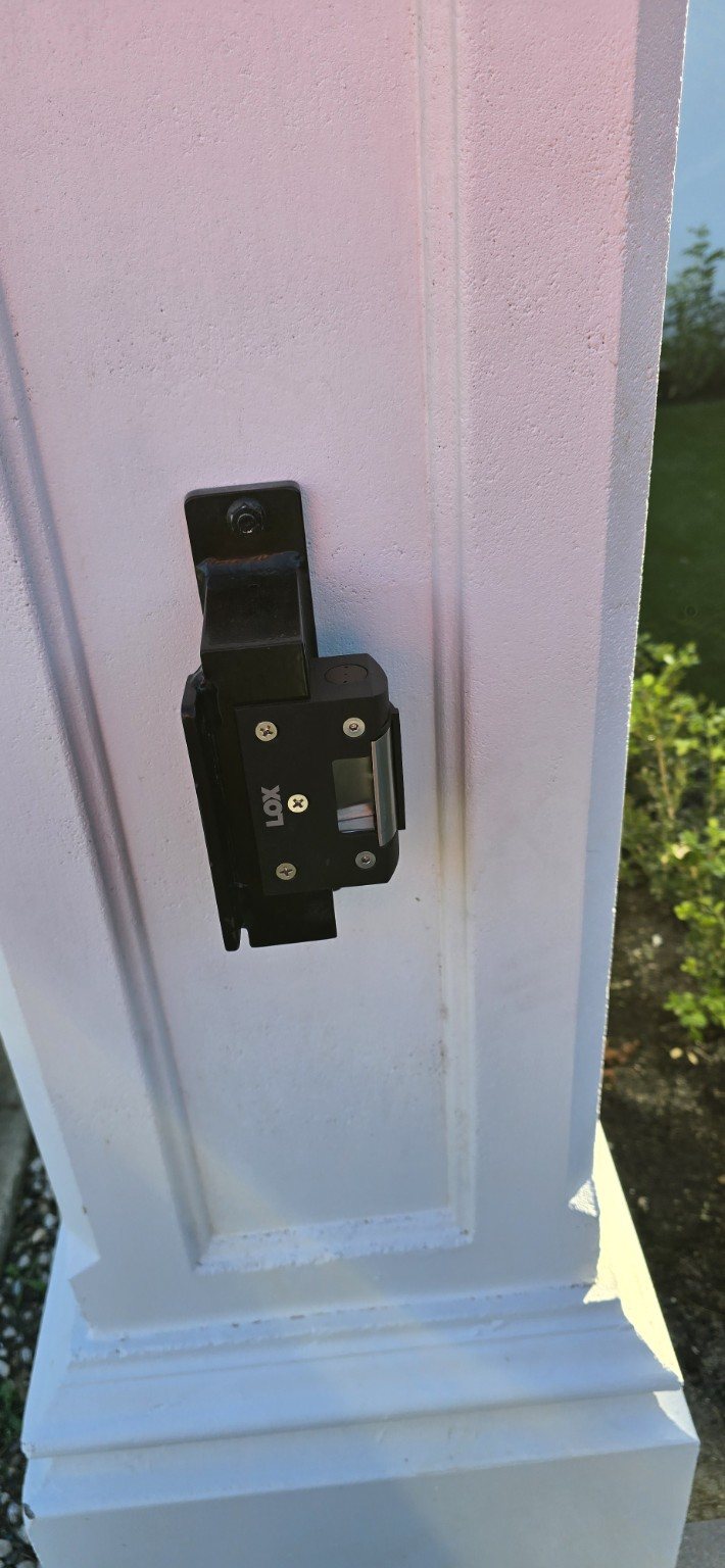 Electric strike fitted to a pedestrian gate for controlled access